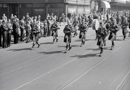 831683 Afbeelding van doedelzakspelers van een legerband tijdens de Church Parade op de hoek Lange Viestraat, St. ...